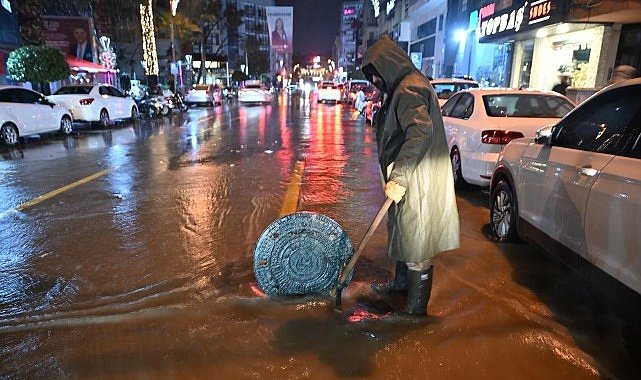 Manisa Büyükşehir ve MASKİ'den Yağış Mesaisi: Ekipler Tüm Gece Sahadaydı