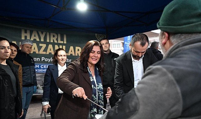 Başkan Çerçioğlu Atatürk Kent Meydanı'nda Kurulan İftar Sofrasında Vatandaşlarla Bir Araya Geldi