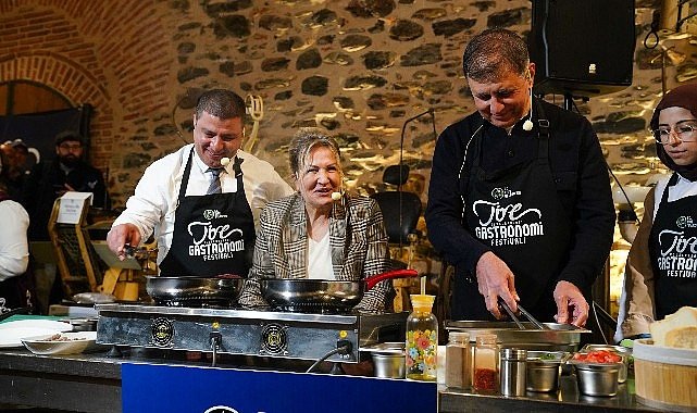 Başkan Tugay Tire'de önlük giydi, mutfağa girdi, yemek yaptı