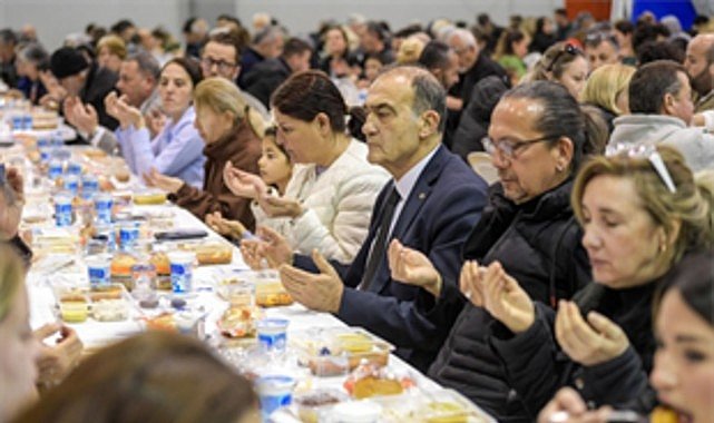 Büyükşehir'in iftar sofrası bu kez Foça'da kuruldu