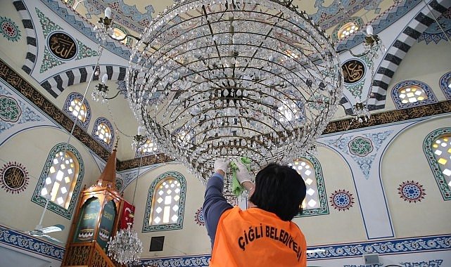 Çiğli'de Bayram Öncesi Cami Ve Mezarlıklarda Kapsamlı Temizlik