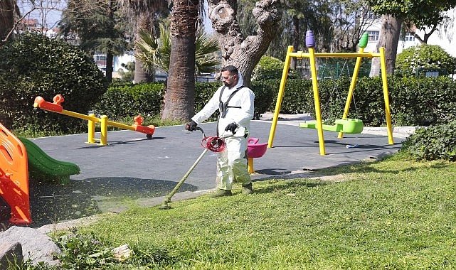 Konak'ın parkları bayramda çiçek gibi