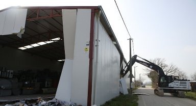 Nilüfer'de tarım alanındaki 900 metrekarelik kaçak yapı yıkıldı