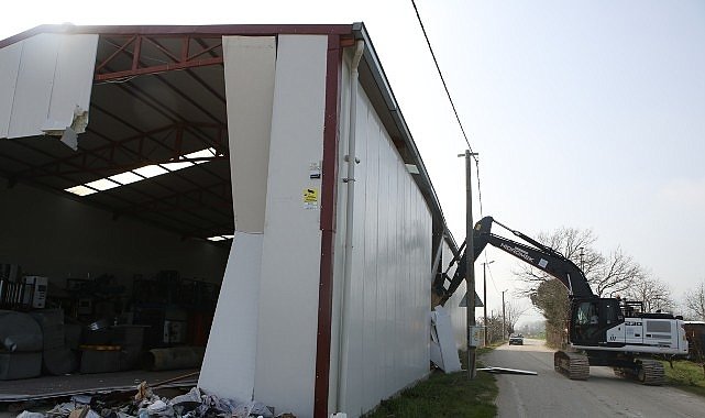 Nilüfer'de tarım alanındaki 900 metrekarelik kaçak yapı yıkıldı