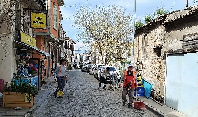 Ayvalık'ta Temizlik Seferberliği Sürüyor