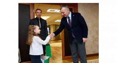 Başkan Büyükakın, koltuğu çocuklara bıraktı