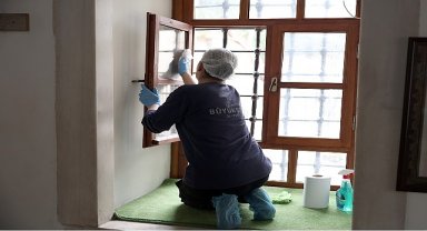 Başkan Çerçioğlu'nun Öncülüğünde Camilerde Temizlik Çalışmaları Sürüyor