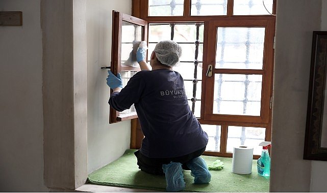 Başkan Çerçioğlu'nun Öncülüğünde Camilerde Temizlik Çalışmaları Sürüyor