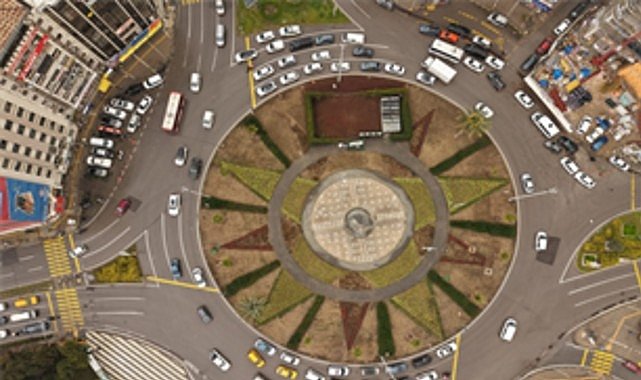 İzmir'in kalbi çiçek açtı