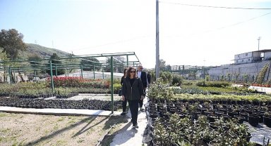 Karşıyaka Belediyesi üretiyor, parklar çiçek açıyor 