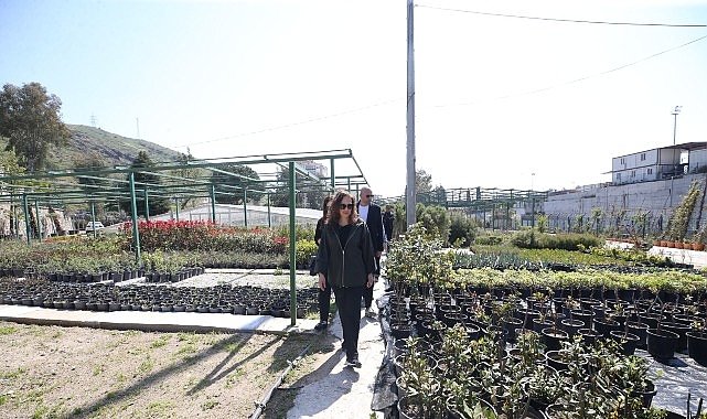 Karşıyaka Belediyesi üretiyor, parklar çiçek açıyor 