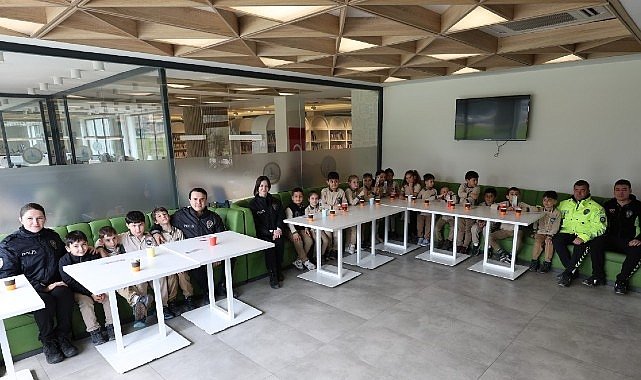 Kartepe Kütüphanesi'nde Anlamlı Polis Haftası Kutlaması
