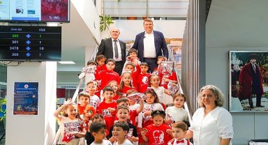 Seferihisar'da 23 Nisan coşkusu: Başkanlık koltuğu çocuklara emanet