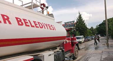 Kemer'de tozlu yollar yıkanıyor