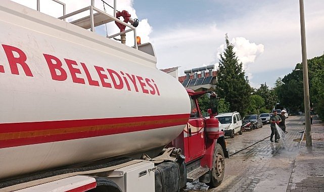 Kemer'de tozlu yollar yıkanıyor