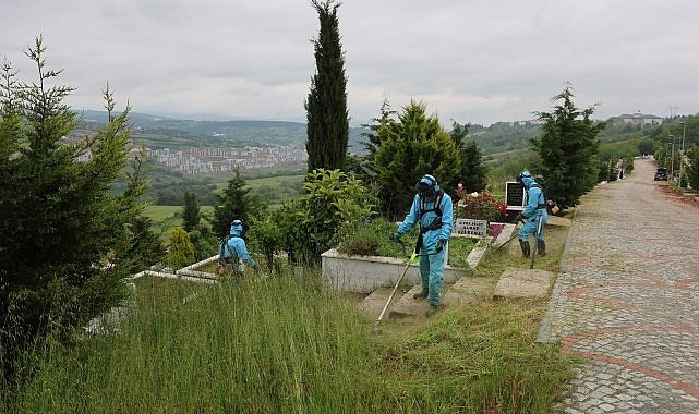 Kocaeli'de şehitlik ve mezarlıklar bayrama hazır