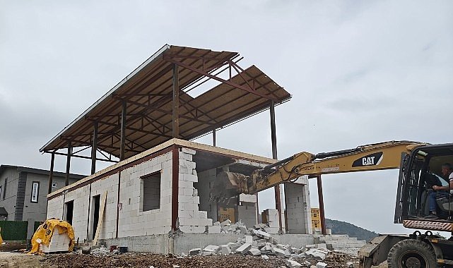 Nilüfer'de iki kaçak yapı yıkıldı