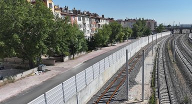Başkan Altay, Banliyö Hattında Tren Kaynaklı Gürültüye Karşı Ses Bariyeri Yaptıklarını Açıkladı