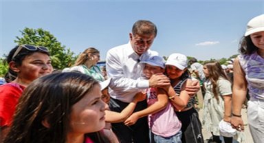 Başkan Tugay sözünü tuttu, çocukların yüzü güldü 