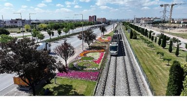 Konya Büyükşehir'in Çiçeklerle Bezediği Cadde ve Parklar Göz Kamaştırıyor