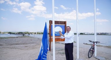 Ayvalık Belediyesi plajlarında Mavi Bayraklar göndere çekildi