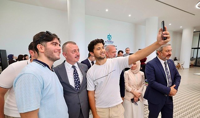 Bakan Çiftçi'den Alev Alatlı Kütüphanesi'ne tam not; “Yeter ki siz okuyun, çalışın