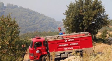 Büyükşehir ekipleri orman yangınına müdahale ediyor