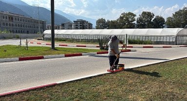 Finike'de yollar yenileniyor bordürler boyanıyor