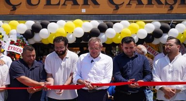 Tarihi Ayvalık Tostçular Çarşısı'nda Örnek Bir İş Birliği