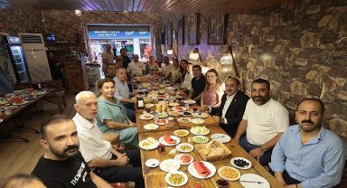 Başkan Mutlu, Tarihi Çarşı'da esnafla buluştu: “Kemeraltı, en büyük zenginliğimiz