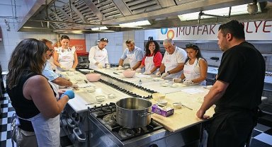 Bornovalı muhtarlardan yoğun mesaiye 'Makarna' molası