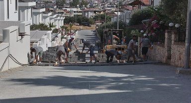 Didim Belediyesi Akbük'te parka taşı döşeme çalışmalarını sürdürüyor