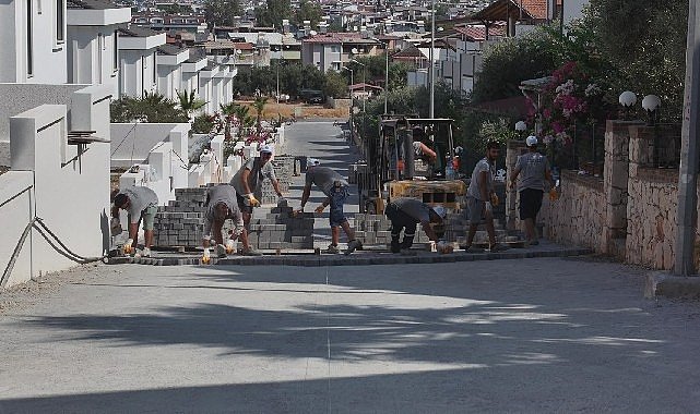 Didim Belediyesi Akbük'te parka taşı döşeme çalışmalarını sürdürüyor