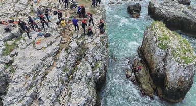 Kayalıklarda mahsur kaldı, imdadına Büyükşehir İtfaiyesi yetişti