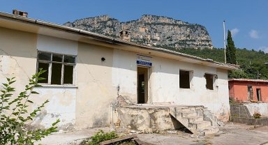 Yenişehir'de atıl okullar ve metruk yapılar yıkılıyor