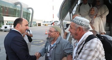 Başkan Altay, Kutsal Topraklardan Dönen Vefa Umresi İlk Kafilesinin Dönüş Heyecanına Ortak Oldu