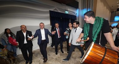 Başkan Büyükakın, Vanlıların halayına katıldı: “Biz birlikte Türkiye'yiz