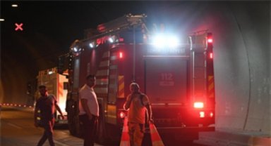 Bayraklı Tünelleri'ndeki tır yangını kısa sürede söndürüldü