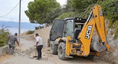 Burhaniye'de yol yapım, bakım ve onarım çalışmalarında yoğun mesai