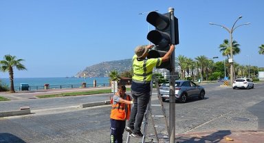 Büyükşehir'den sinyalizasyonlar ve trafik uyarı levhalarına genel bakım