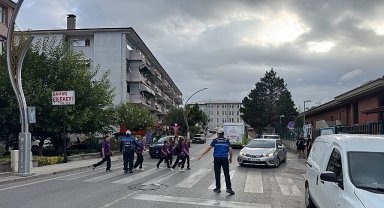 Ders zili çaldı, zabıta okul önlerinde tedbir aldı 
