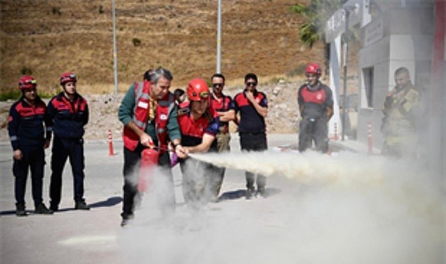 İtfaiye Haftası'nda Dikili'de nefes kesen tatbikat