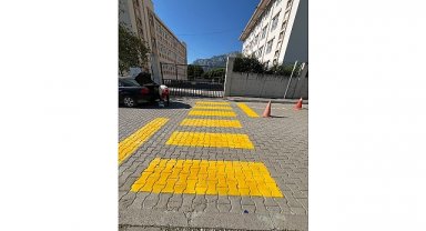 Kemer'de okul önlerindeki yaya geçitleri boyanıyor