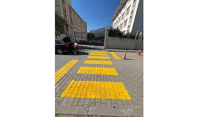 Kemer'de okul önlerindeki yaya geçitleri boyanıyor