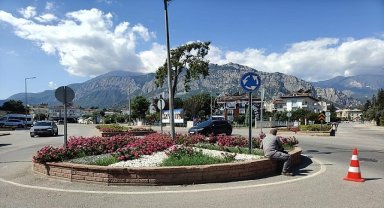 Kemer'de yeşil alanlarda bakım çalışmaları