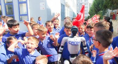 Türkiye'nin Nüfusa Kayıtlı İlk İnsansı Robotu Öğrencileri Sıralarda Karşıladı