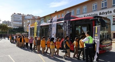 Başkan Altay: “Nezaket Otobüsü ile Öğrencilere Trafikte Saygıyı, Hoşgörüyü ve Nezaketin Önemini Anlatıyoruz