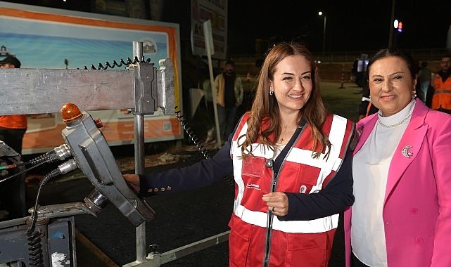 Başkan Vekili Büşra Özdemir'den gece mesaisindeki asfalt ekiplerine ziyaret