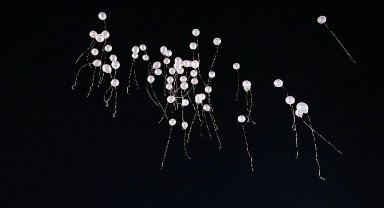 Gökyüzüne pembe balon bıraktılar