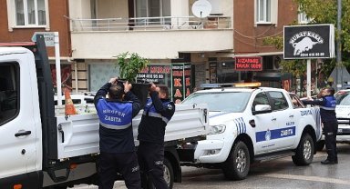 Nilüfer'de kaldırım ve yolları işgal eden tabelalar toplandı